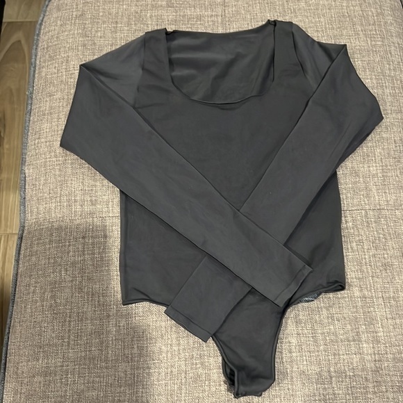 Skims Essential Long Sleeve Scoop Neck - Picture 2 of 10